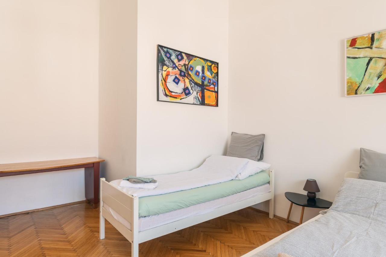 Apartment Sunny, Airy, Artsy & Authentic Loft With Balcony *